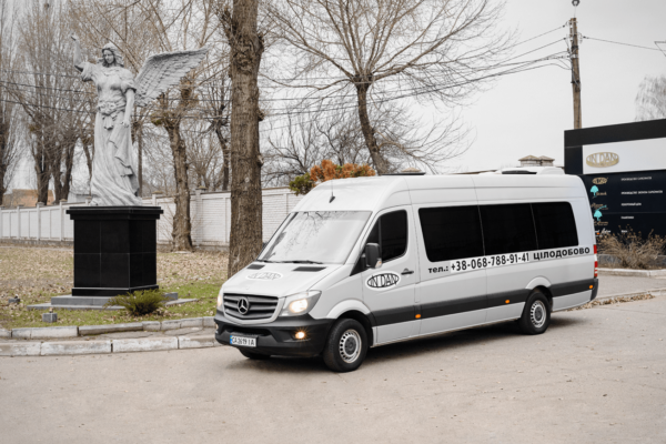Оренда катафалка Мерседес Київ — комфорт, гідність і повага в останній подорожі